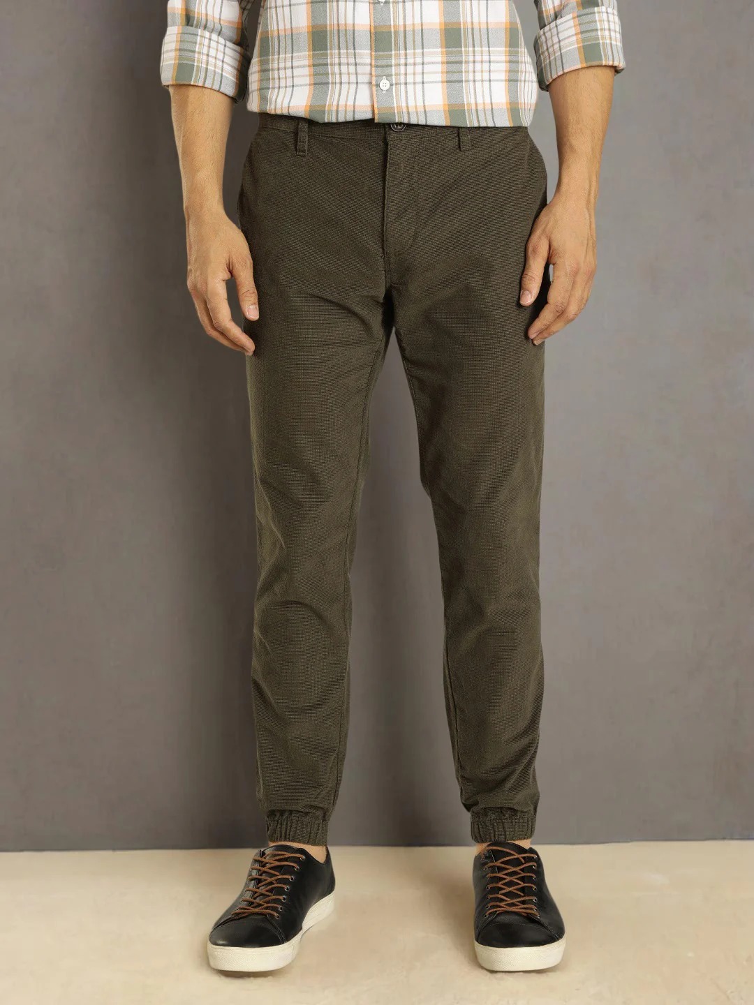 Indian Terrain Men's Comfort Fit Solid Green Trousers